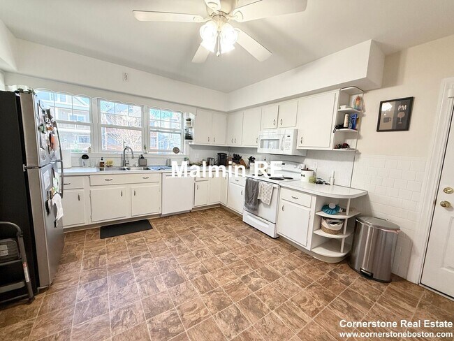 Foto del edificio - SOUTH BOSTON 2BED / 1.5 BATH WITH 1 PARKING SPOT!  GREAT EAST SIDE LOCATION