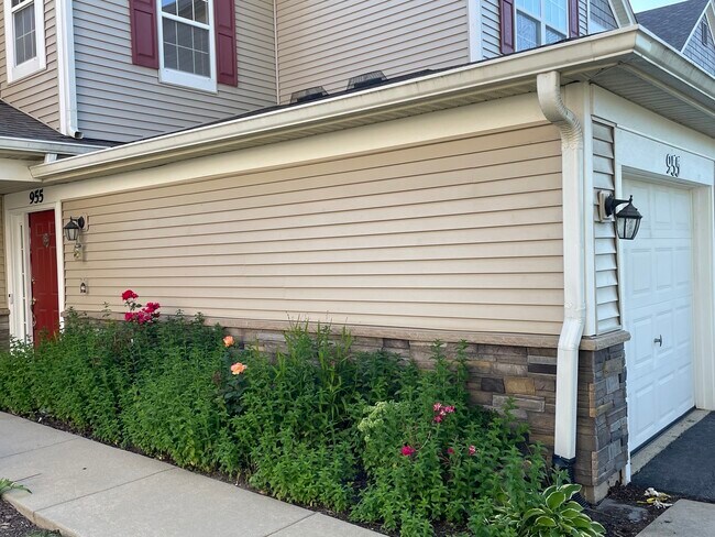 Building Photo - 955 Genesee Dr