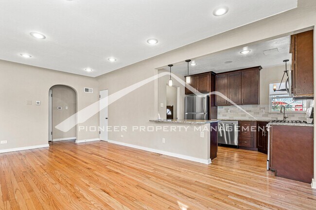 Foto del edificio - Large Home with an Updated Kitchen in Mont...