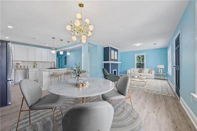 Foto del edificio - Move In by 5/1 & Save $500 OFF MAY Rent — Fully Renovated Gem!!!