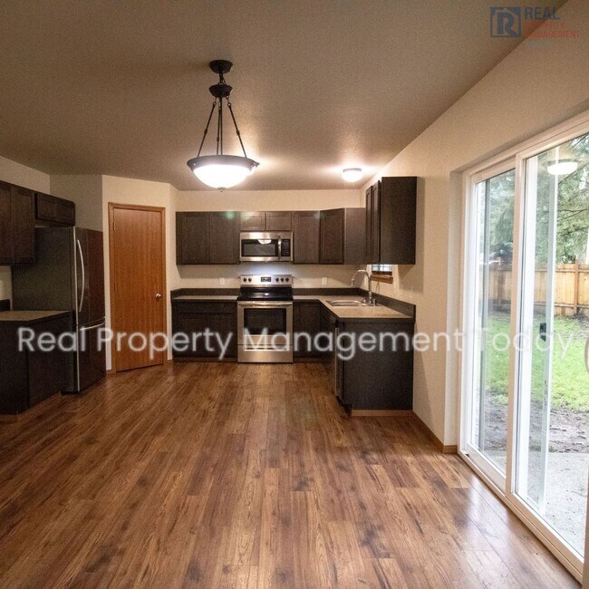 Foto del edificio - $250 MOVE IN SPECIAL!! Charming 3 Bedroom 2.5 Bath House in Yelm!