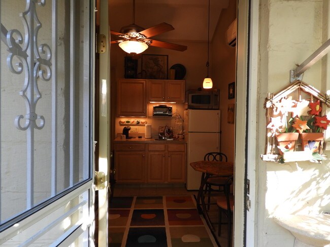 Building Photo - 4258 Beverly Ave