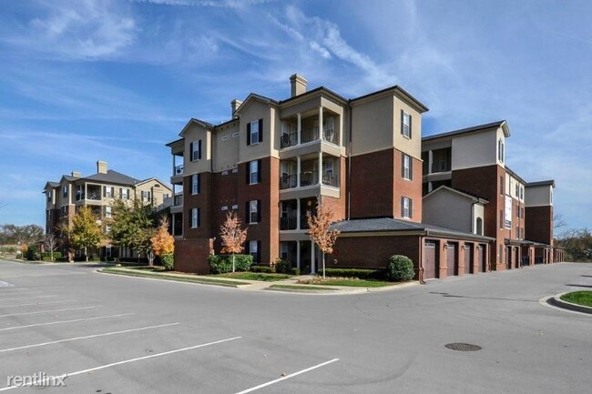 Building Photo - 305 Seven Springs Way