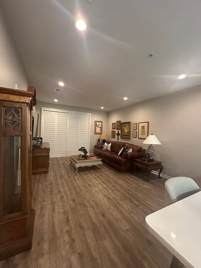 Foto del edificio - Beautiful Condo walking distance to Grand ...