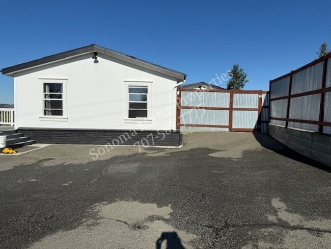 Building Photo - Great Single Level Home in the Country ~ West Petaluma ~ 2bd/2ba with Large Bonus Room