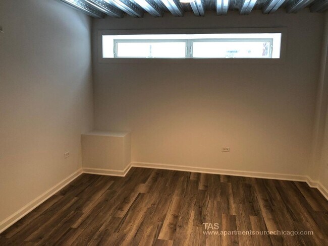 Foto del edificio - HUGE DUPLEX DOWN condo-quality 2 Bed/2.5 bath In the heart of Wrigley!