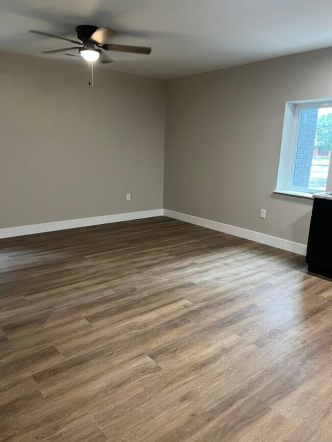 Building Photo - 2 Bedroom/2 Bath Newly Renovated Apartment for Lease