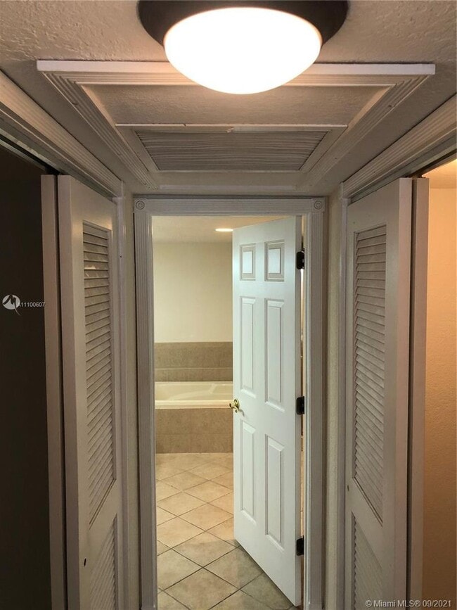 Building Photo - Three Bedroom unit in Victoria Park - Pine...
