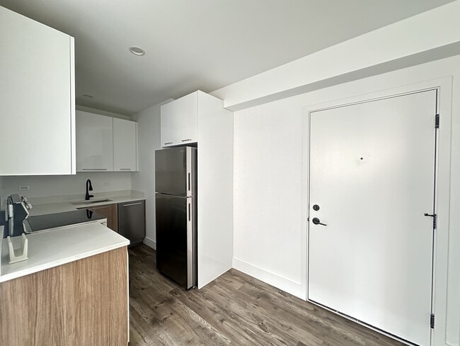 Building Photo - 941 W Carmen Ave