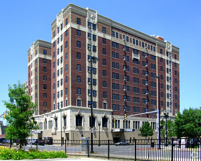 Desde East 6th Avenue hacia el este - Genesis Towers Senior Highrise