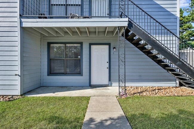 Building Photo - 900 Holly Dr