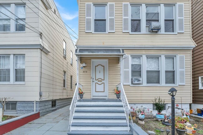 Building Photo - 373 Ege Ave