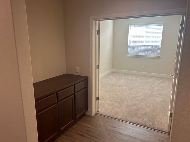 Building Photo - Spacious Single Story 4 Bed 3.5 Bath Home ...