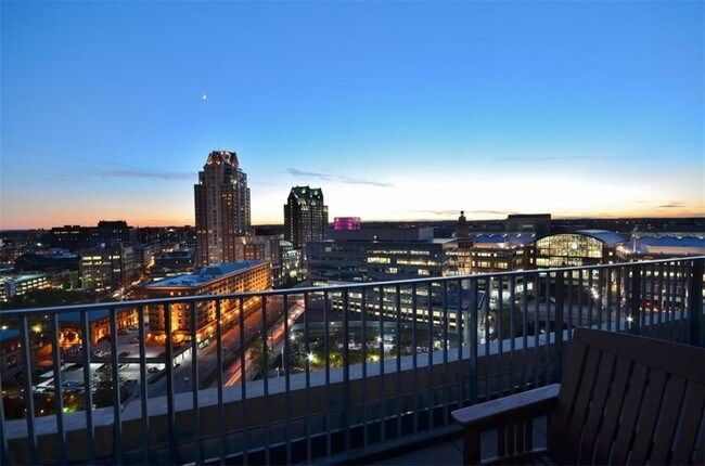 Building Photo - 100 Exchange St