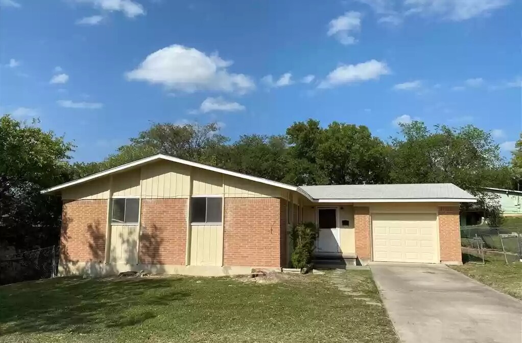 Building Photo - 805 W Bryce Ave