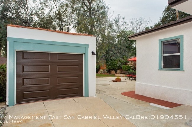 Building Photo - 1477 N Catalina Ave