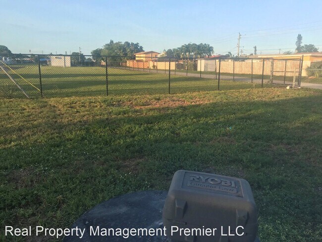 Foto del edificio - 2 br, 1 bath House - 2401 NW 9th St