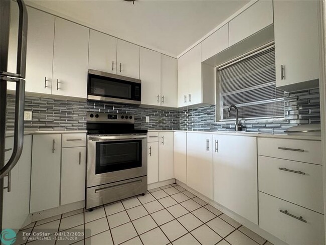 Building Photo - 9441 Live Oak Pl