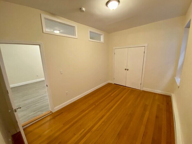 Building Photo - Renovated 3-Bedroom in Kenmore | High Ceilings | 9/1