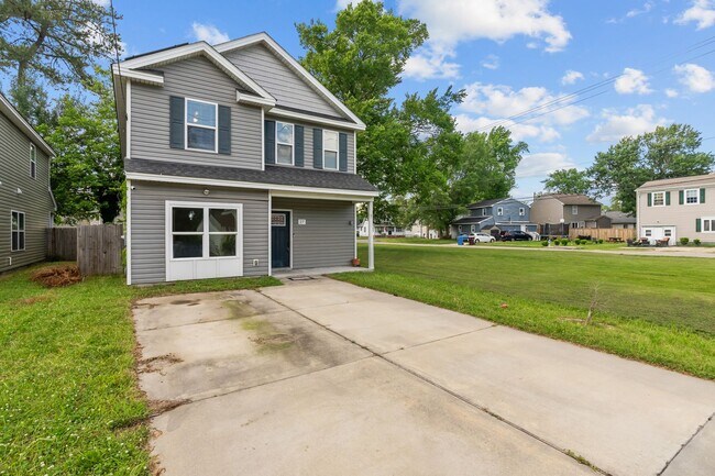 Foto del edificio - Spacious 4-Bedroom Home with First-Floor S...
