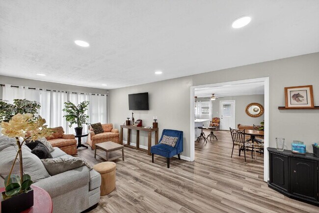 Foto del edificio - Fully Furnished Modern Ranch with Amazing Kitchen!