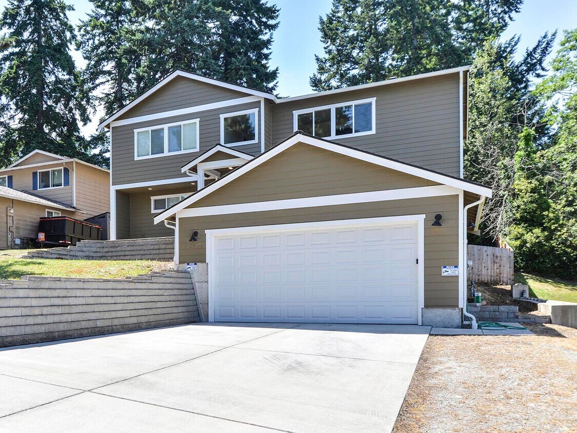 Foto principal - Spectacular 4 Bed/2.5 Bath with 2 Car Gara...