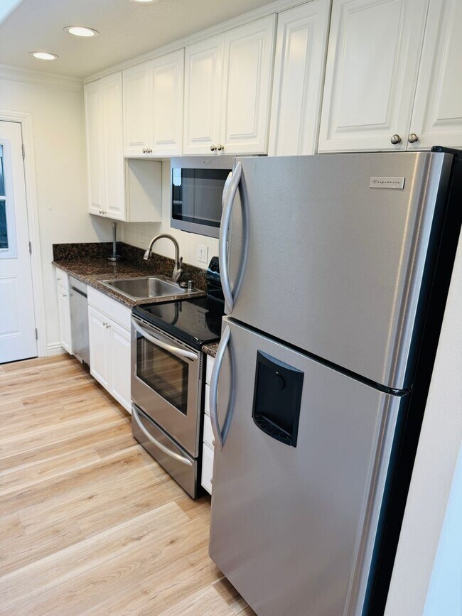 Foto del edificio - Turnkey Huntington Bay End Unit Near the Beach
