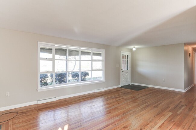 Building Photo - 3 bed 2 1/2 bath in Camp Hill