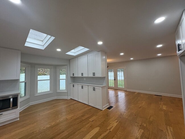 Building Photo - Sophisticated Tri-Level Home in Stuart Heights — Modern Comfort & Timeless Charming 4 bedroom 3 b...