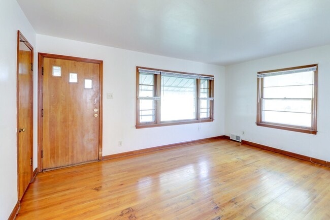 Building Photo - 602 S Mattis Ave