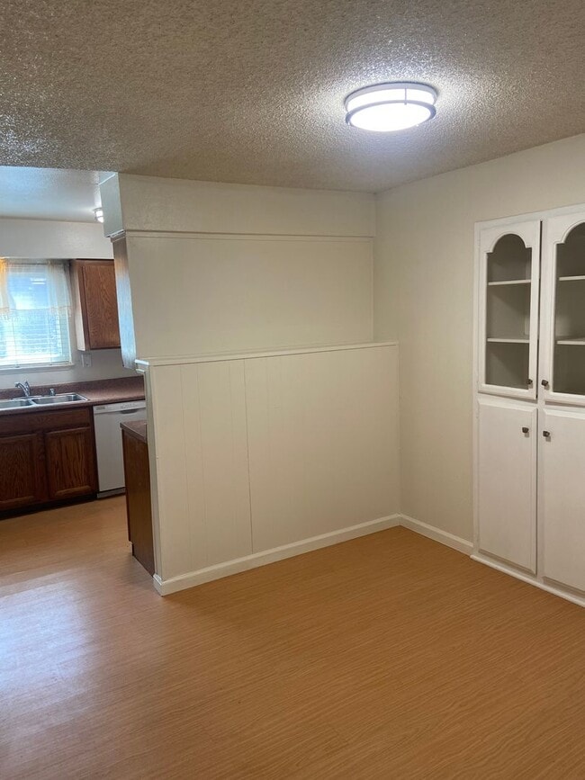 Building Photo - Single Story 3 bdrm 2 bath