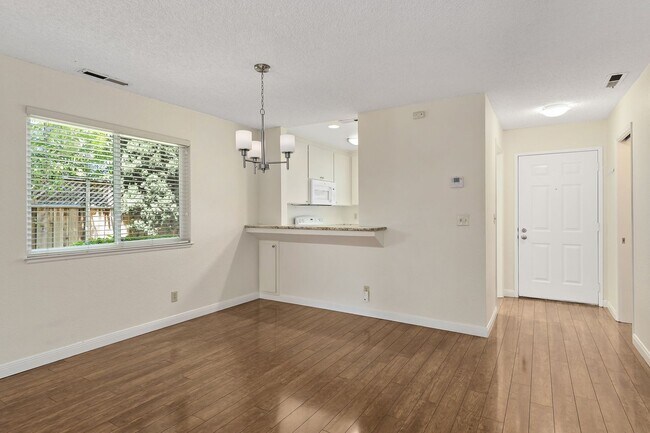 Foto del edificio - Beautiful 2-Bedroom 2.5Bathroom Mountain View Townhome
