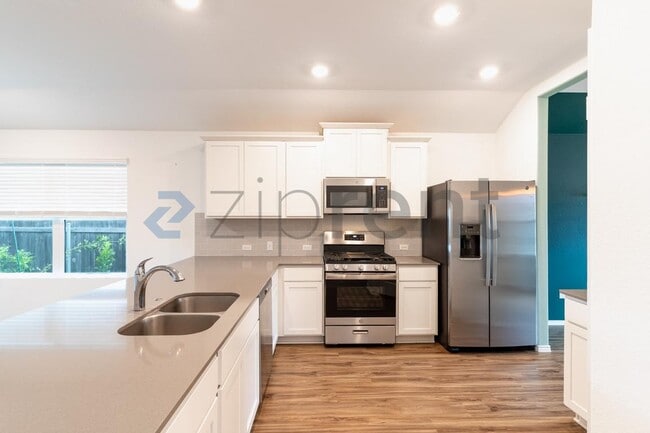 Building Photo - 206 Silver Glen Dr