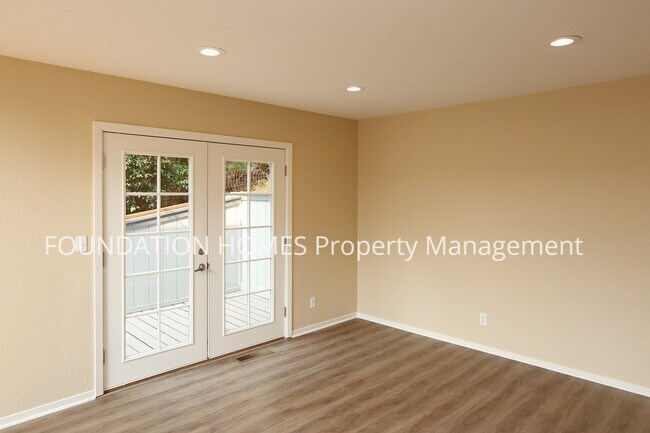 Building Photo - Sun Drenched 3BR/2.5BA Home in Tam Junctio...