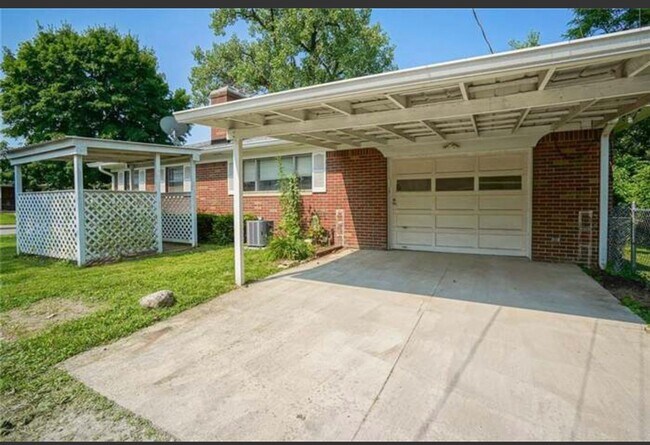 Foto del edificio - $1200/ month: 2Bed/1Ba with FULL  Basement...