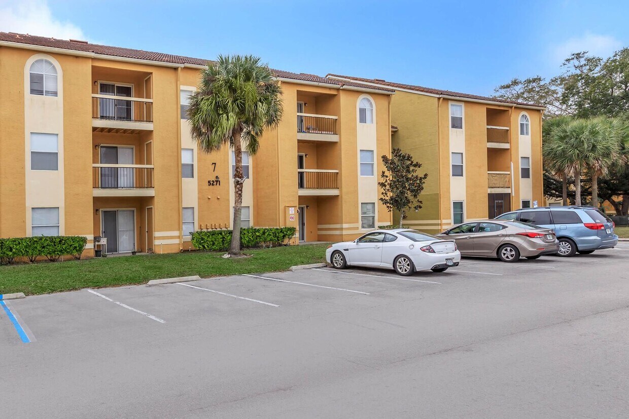 Foto principal - 3 Bedroom 3 Baths Condominium