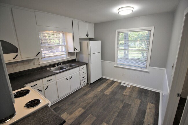 Foto del edificio - Move In Special!! 1/2 Off First Month's Re...