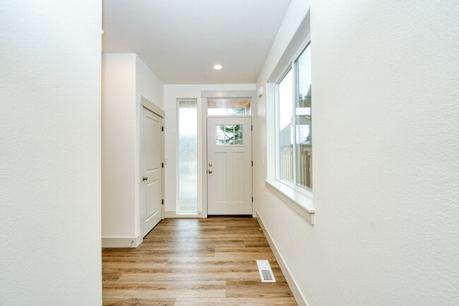 Building Photo - 1319 Oppek St NE