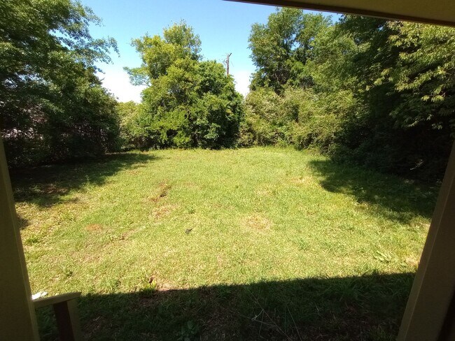 Building Photo - 3 bed 2 Bath Convenient Location