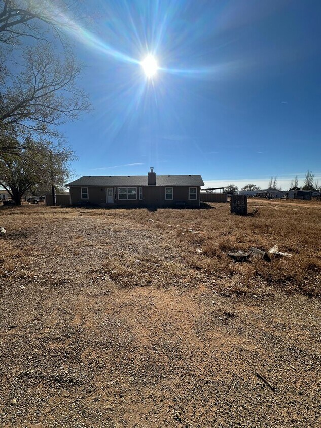 Primary Photo - Private 3 Bed Home Lots of Room!