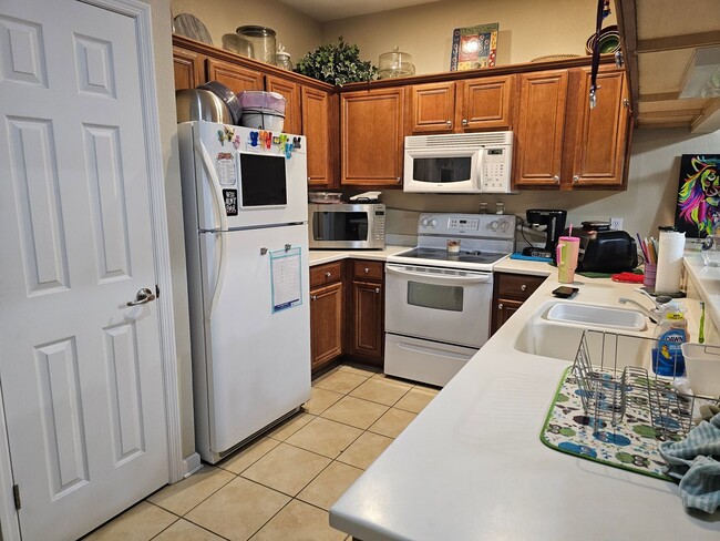 Building Photo - Townhome Off The Parkway With 1 Car Garage