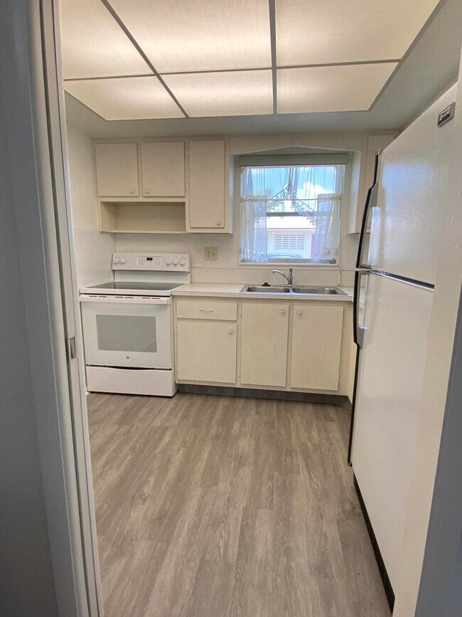 Building Photo - 2681 Barkley Dr W