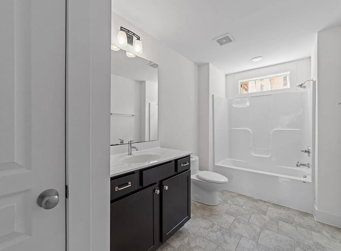 Baño compartido con otro compañero de piso. - 1011 Parker St