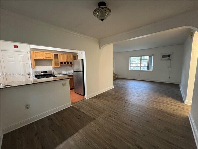 Foto del edificio - 592 SW 10th St