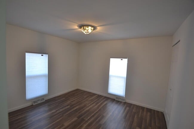 Building Photo - 204 Brown St