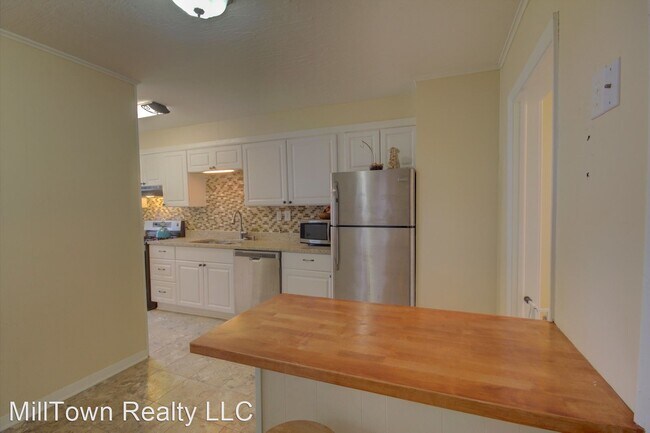 Building Photo - 3 br, 1 bath House - 2730 E Locust St