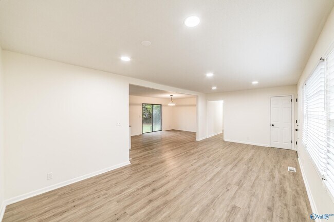Building Photo - 307 Meadowbrook Dr SE