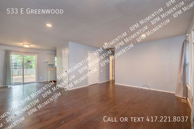 Building Photo - Cozy 2 Bed/1 Bath Mid-Town