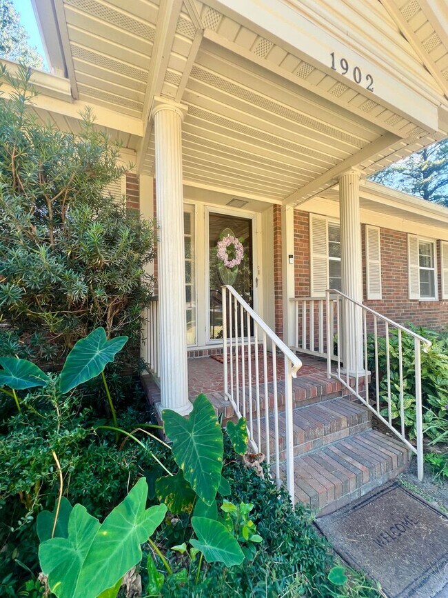 Foto del edificio - Beautiful 3-4 Bedroom 2 Bathroom home in t...