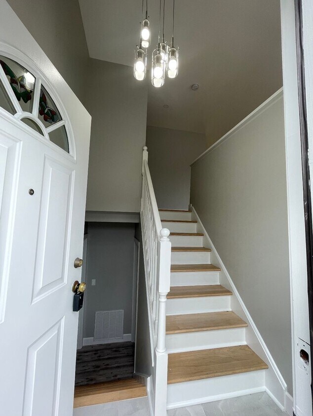 Primary Photo - Beautiful 4 Bedroom 3 Bathroom Home for Re...